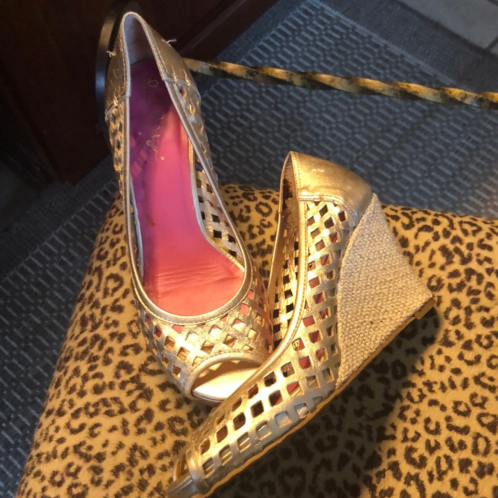 Fabulous Lilly Pulitzer gold wedge shoes ✨